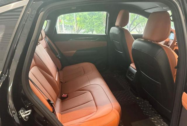 当我在深秋的展厅遇见星光，所有购车犹豫顿时消散，我选择五菱不是冲动而是理性决断，深入了解技术后更加坚定这份信任-有驾