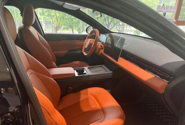 当我在深秋的展厅遇见星光，所有购车犹豫顿时消散，我选择五菱不是冲动而是理性决断，深入了解技术后更加坚定这份信任-有驾