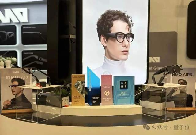 一年拿下三轮融资！影目INMO正在鼻梁上“复刻”一个AI手机__一年拿下三轮融资！影目INMO正在鼻梁上“复刻”一个AI手机