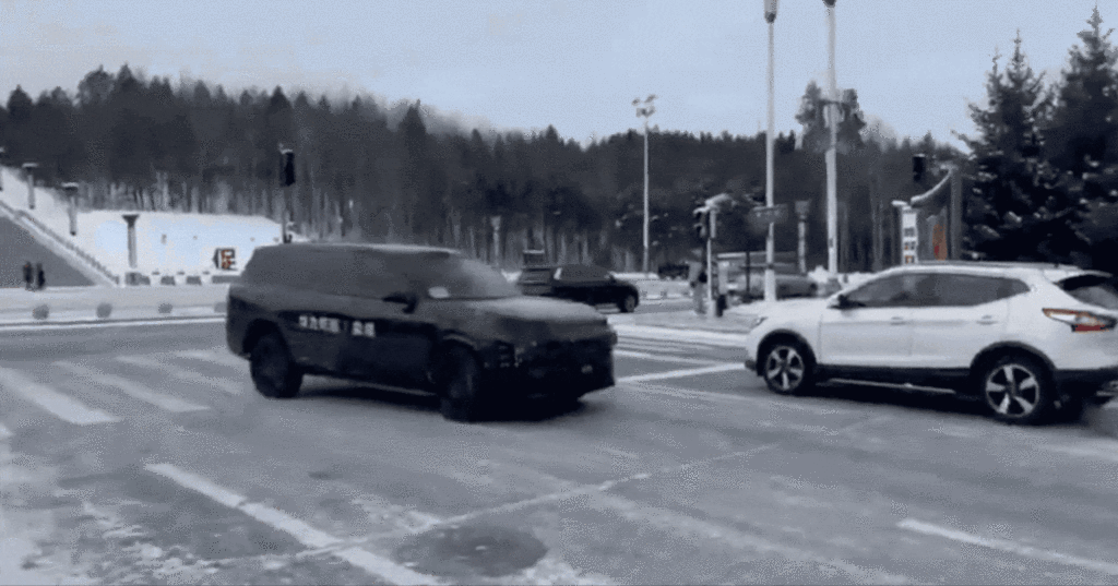 华为东风首款“境”系列新车谍照曝光！乾崑“全家桶”或上车，余承东刚带队拜访东风