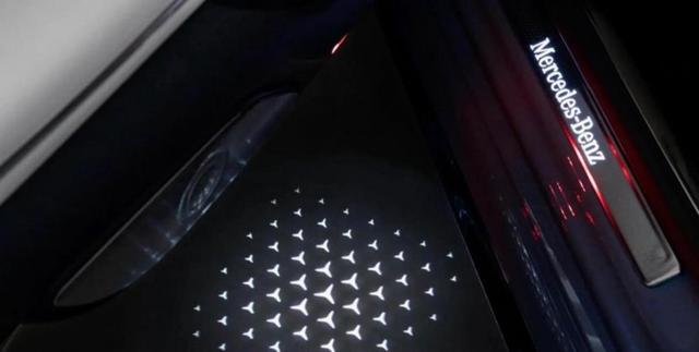 我没看错吧？S级居然上2.0T插混，曾经的V8低吼变成静悄悄的节能先锋，昔日的权力象征竟变得如此拧巴