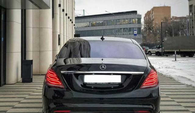 我没看错吧？S级居然上2.0T插混，曾经的V8低吼变成静悄悄的节能先锋，昔日的权力象征竟变得如此拧巴-有驾