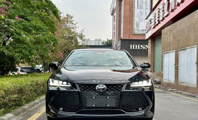 丰田彻底抛弃“高端光环”了！亚洲龙杀入13.08万起售价，单月狂销15252台，昔日豪华旗舰为求生存不得不放下身段与平价车型正面交锋-有驾