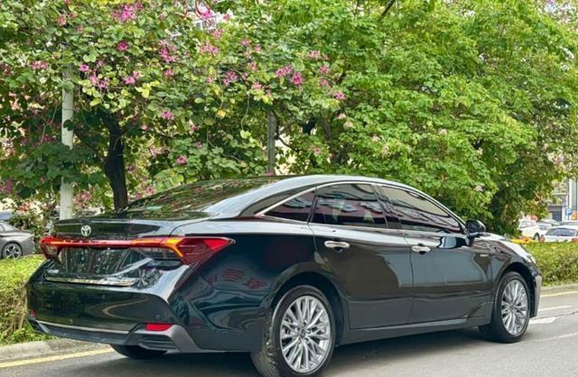 丰田彻底抛弃“高端光环”了！亚洲龙杀入13.08万起售价，单月狂销15252台，昔日豪华旗舰为求生存不得不放下身段与平价车型正面交锋-有驾