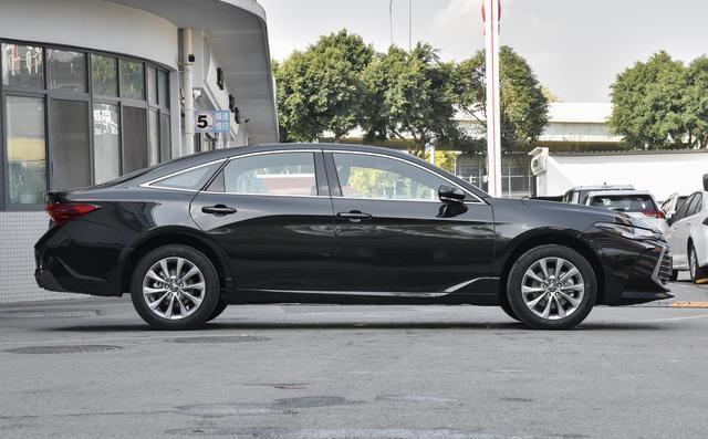 丰田彻底抛弃“高端光环”了！亚洲龙杀入13.08万起售价，单月狂销15252台，昔日豪华旗舰为求生存不得不放下身段与平价车型正面交锋-有驾