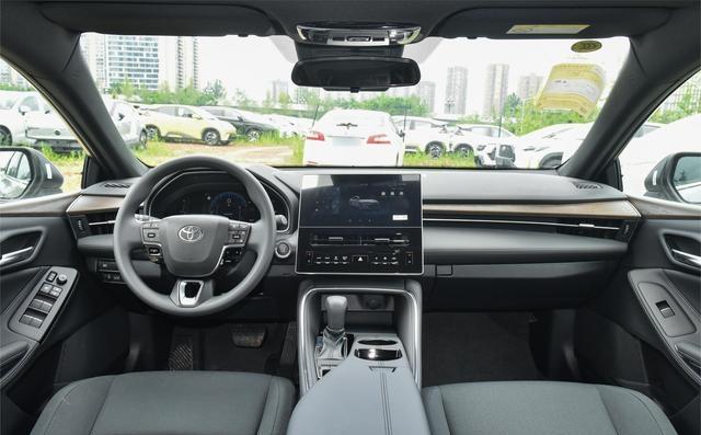 丰田彻底抛弃“高端光环”了！亚洲龙杀入13.08万起售价，单月狂销15252台，昔日豪华旗舰为求生存不得不放下身段与平价车型正面交锋-有驾