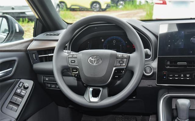 丰田彻底抛弃“高端光环”了！亚洲龙杀入13.08万起售价，单月狂销15252台，昔日豪华旗舰为求生存不得不放下身段与平价车型正面交锋-有驾