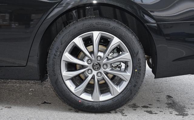 丰田彻底抛弃“高端光环”了！亚洲龙杀入13.08万起售价，单月狂销15252台，昔日豪华旗舰为求生存不得不放下身段与平价车型正面交锋-有驾