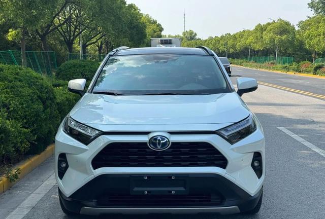 这就是赤裸裸的现实！8月一汽丰田在中国卖了70125辆，9月销量微降但依旧强劲，连续几个月保持稳健增长，荣耀依然不减-有驾