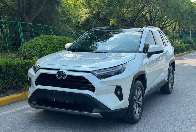 这就是赤裸裸的现实！8月一汽丰田在中国卖了70125辆，9月销量微降但依旧强劲，连续几个月保持稳健增长，荣耀依然不减-有驾