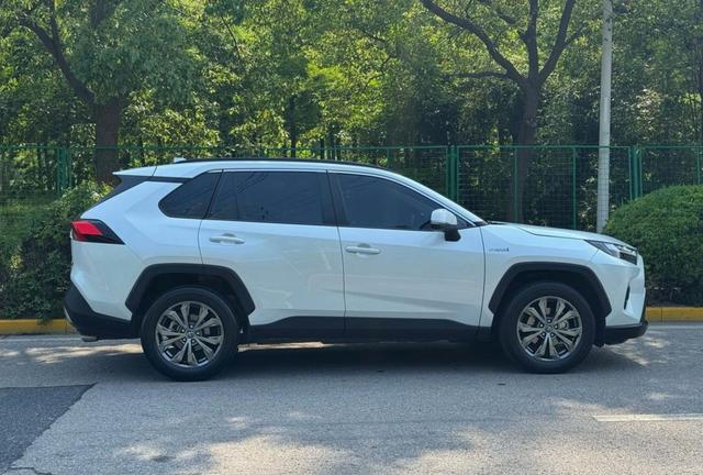 这就是赤裸裸的现实！8月一汽丰田在中国卖了70125辆，9月销量微降但依旧强劲，连续几个月保持稳健增长，荣耀依然不减-有驾