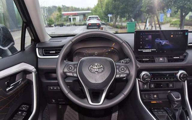 这就是赤裸裸的现实！8月一汽丰田在中国卖了70125辆，9月销量微降但依旧强劲，连续几个月保持稳健增长，荣耀依然不减-有驾