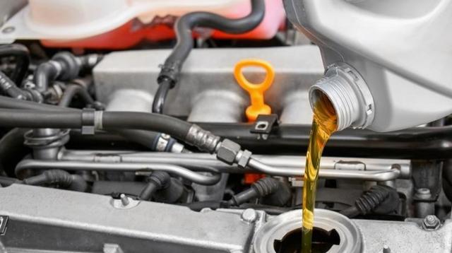 冬天开车到底需不需要“热车”，有人说先启动车子热一会等水温上来，其实热车是机油循环起来才算，启动后马上开不必等水温升高