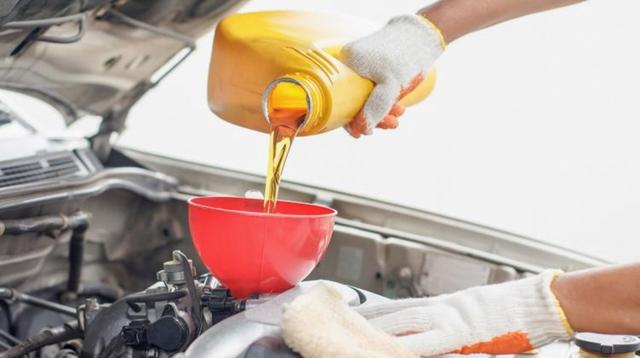 冬天开车到底需不需要“热车”，有人说先启动车子热一会等水温上来，其实热车是机油循环起来才算，启动后马上开不必等水温升高-有驾