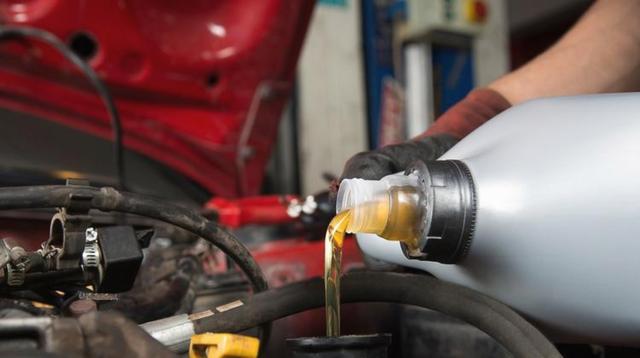 冬天开车到底需不需要“热车”，有人说先启动车子热一会等水温上来，其实热车是机油循环起来才算，启动后马上开不必等水温升高-有驾