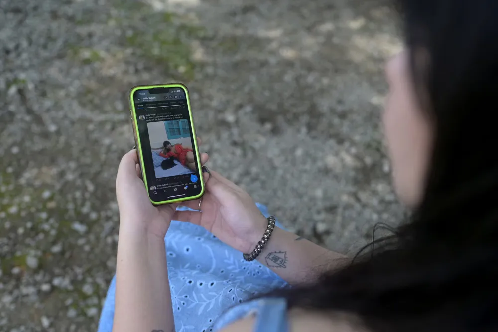 女歌手“裸照”泄露，AI脱衣“剥光任何人”