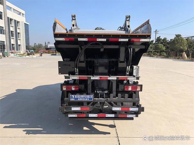 宁夏长安跨越王X1自装卸式垃圾车
