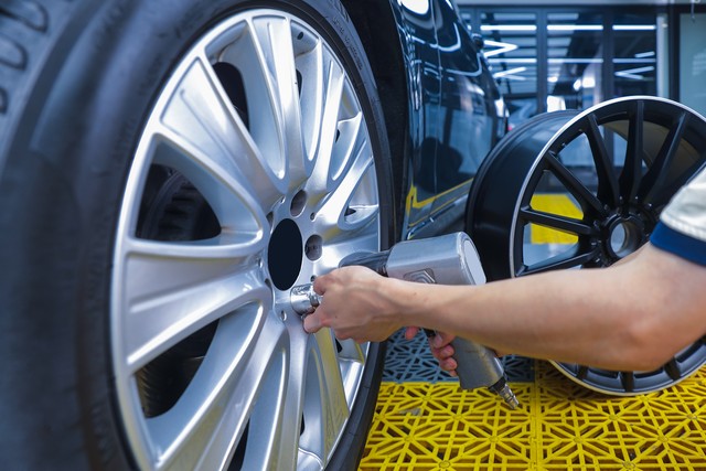 _开车老差别司机懂得开下坡道_开车老差别司机懂得开下路灯