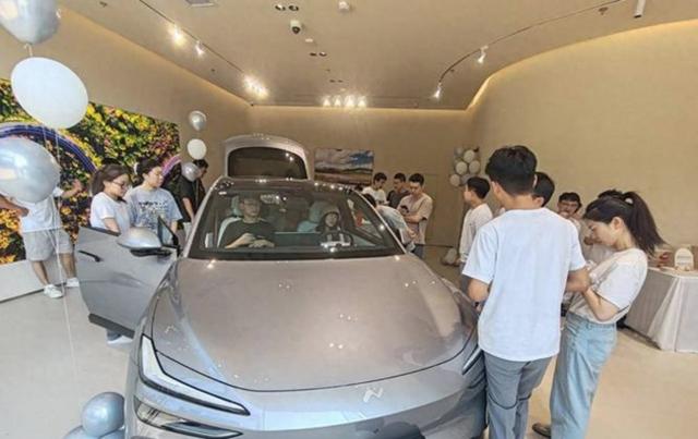 老炮儿干了二十年汽修，最近老铁问手握十几万，是冲着蔚来换电光环买乐道，还是选价格屠夫零跑C10三电底盘与后期维保哪个更划算-有驾