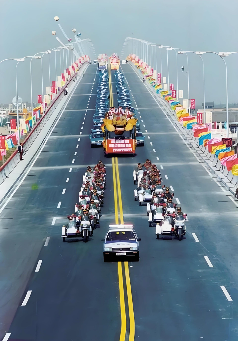 30多岁的大桥“长高”了:最大顶升高度达8.896米,如何做到的?