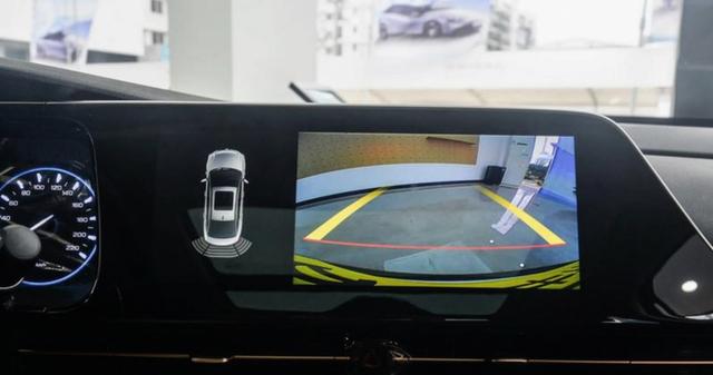 10万买新车，中控竟然是块黑塑料，轩逸经典舒适版取消屏幕4S店却笑着说加钱马上复活，有人心里算计照样买得值