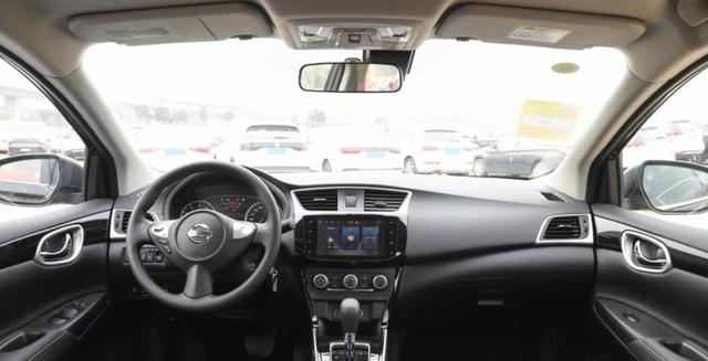 10万买新车，中控竟然是块黑塑料，轩逸经典舒适版取消屏幕4S店却笑着说加钱马上复活，有人心里算计照样买得值-有驾