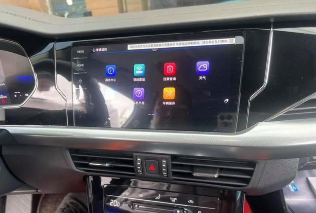 10万买新车，中控竟然是块黑塑料，轩逸经典舒适版取消屏幕4S店却笑着说加钱马上复活，有人心里算计照样买得值-有驾
