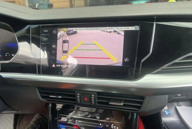 10万买新车，中控竟然是块黑塑料，轩逸经典舒适版取消屏幕4S店却笑着说加钱马上复活，有人心里算计照样买得值-有驾