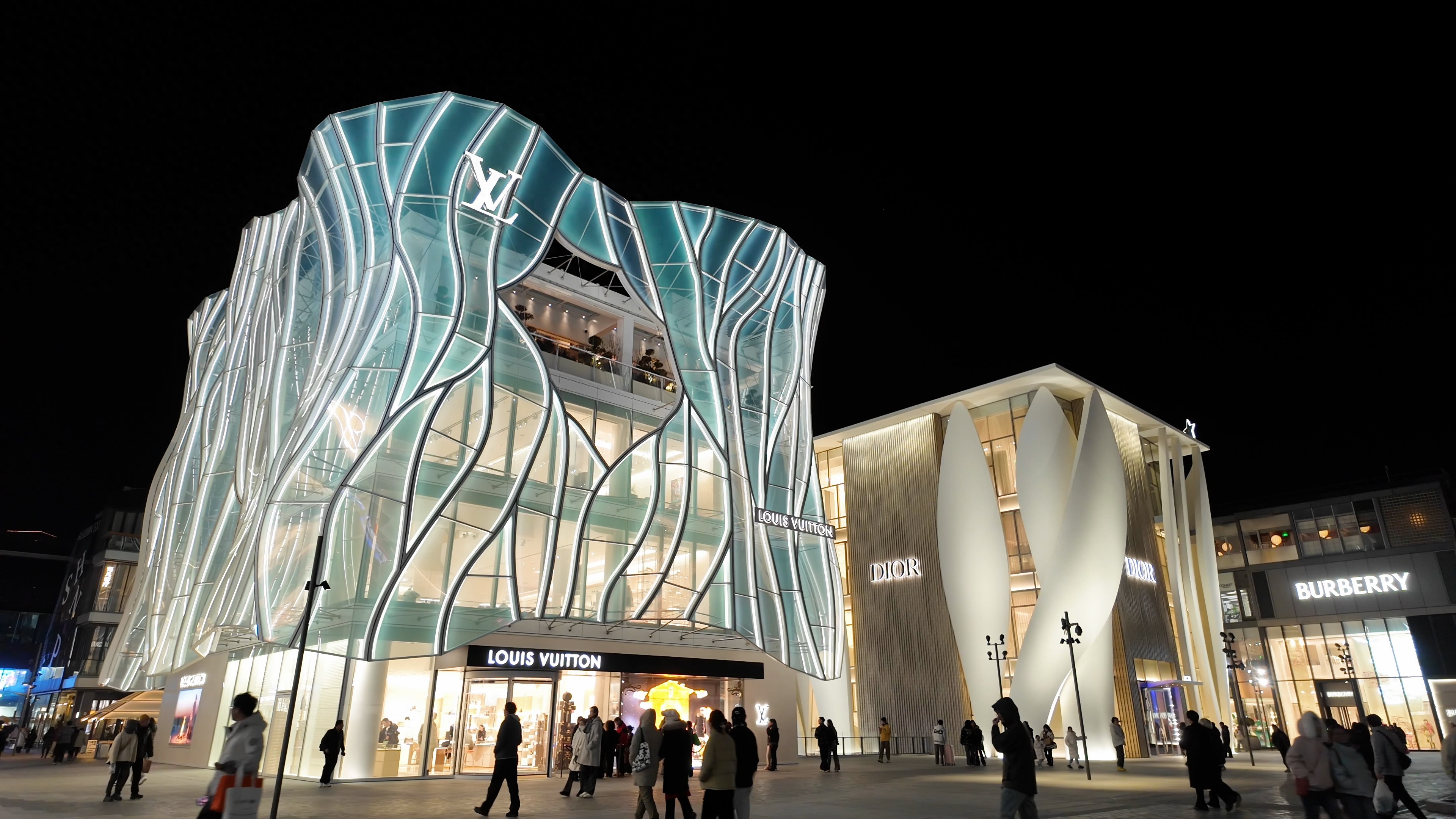 奢侈品独栋“扎堆”三里屯，线下商业地标正抢回流量