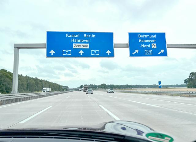 新能源车“免费”跑路？燃油车主怒掏1.8万亿养路费谁来补？-有驾