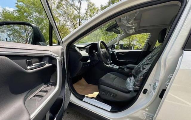 全球第六代荣放中国交付备受关注，它不是最便宜，却是最省钱省心的实用之选，百万用户口碑验证可靠耐用-有驾