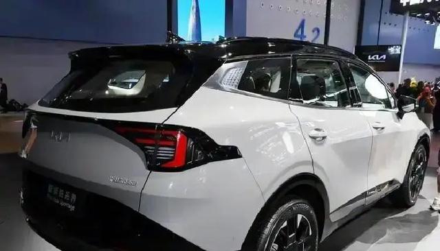 十万级SUV大乱斗,吉利银河星舰7续航605公里,比亚迪元PLUS性能飙升!谁才是性价比之王?-有驾