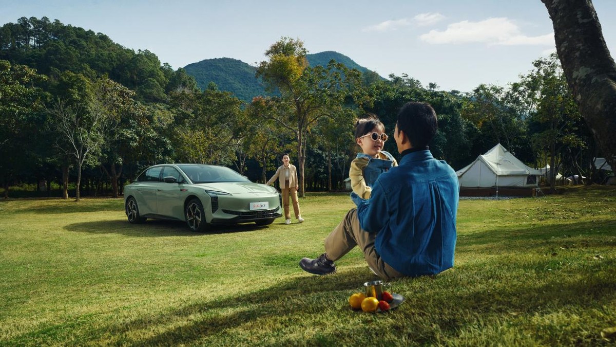 刮东风红旗往什么方向飘_刮东北风时红旗向哪飘_