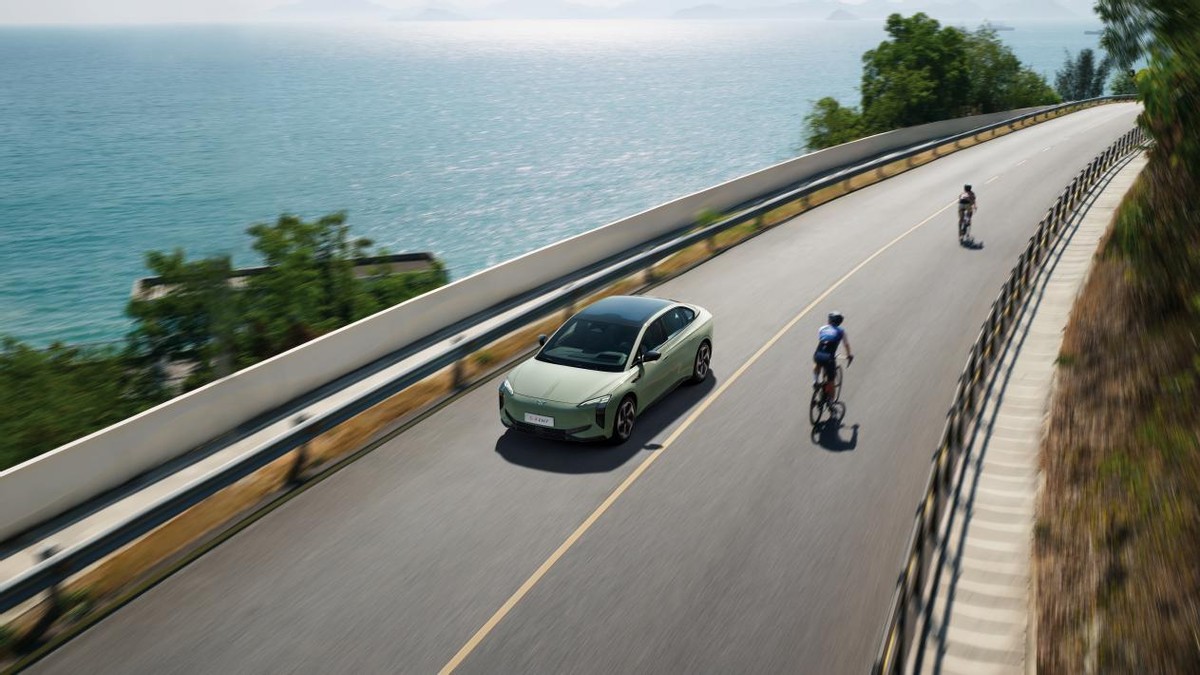 刮东风红旗往什么方向飘_刮东北风时红旗向哪飘_