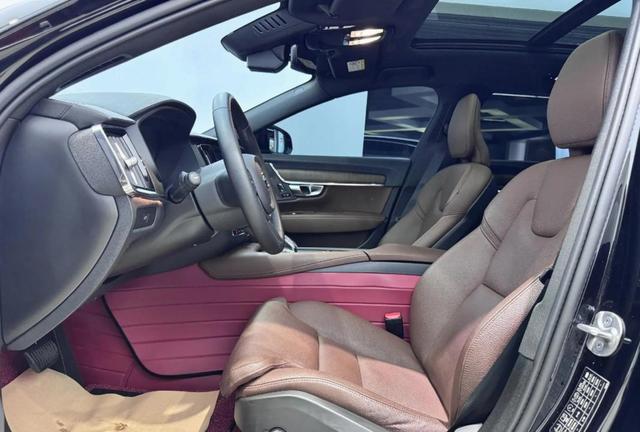 很多人提起沃尔沃，第一反应是“安全”“北欧”“被吉利收购”，但很少有人知道它早在1982年就进入中国市场，是最早一批外国豪华品牌之一-有驾