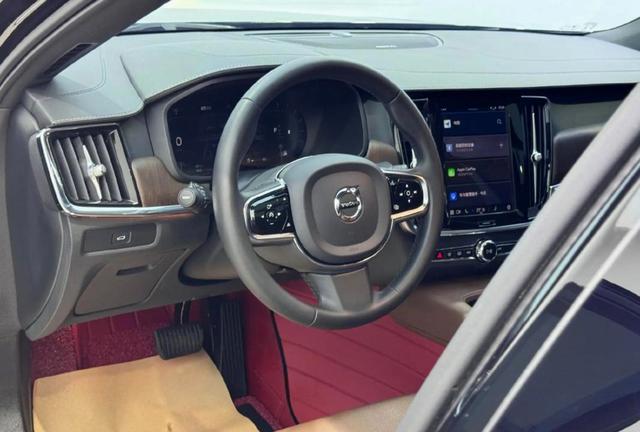 很多人提起沃尔沃，第一反应是“安全”“北欧”“被吉利收购”，但很少有人知道它早在1982年就进入中国市场，是最早一批外国豪华品牌之一-有驾