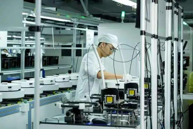 能上楼的扫地机器人_爬墙扫地机器人_