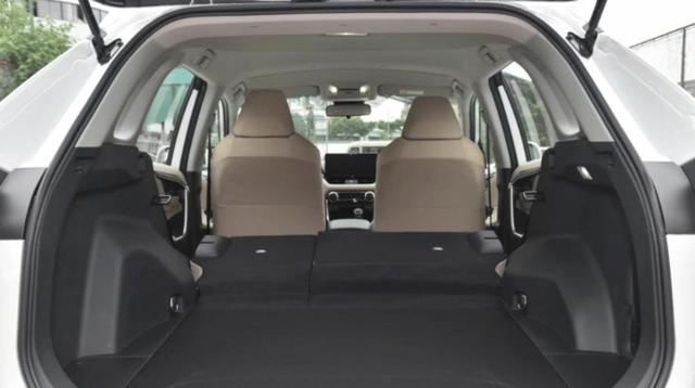 全球第六代荣放中国正式交付，人气火爆引关注，丰田实力再获认可；买好车就选丰田荣放RAV4，省油省心又安全，满足家庭和越野需求