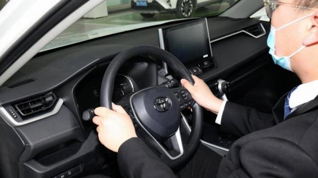 全球第六代荣放中国正式交付,人气火爆引关注,丰田实力再获认可;买好车就选丰田荣放RAV4,省油省心又安全,满足家庭和越野需求-有驾