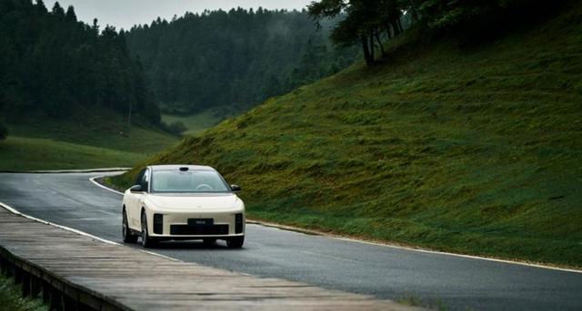 理想i6交付进度真是一言难尽,原本锁单说1月底交付,结果延迟一个多月到2月底甚至3月初,还以为春节前能提车,没想到如今只能等待更久-有驾