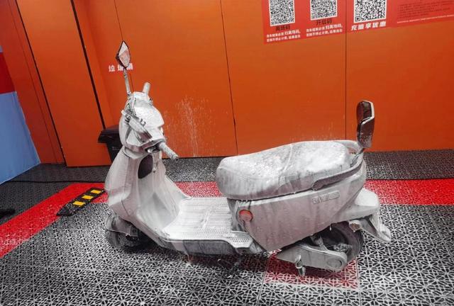 最近网上流传多家加油站、洗车行拒绝洗新能源车，原因是担心高压枪会导致电池进水短路，实际情况是这种风险极低，专家称电池密封技术成熟