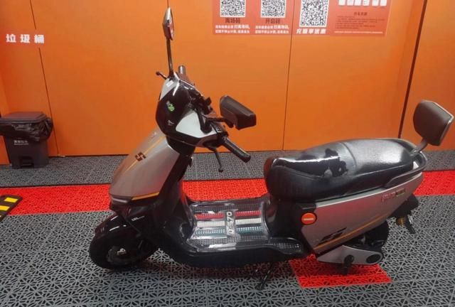 最近网上流传多家加油站、洗车行拒绝洗新能源车，原因是担心高压枪会导致电池进水短路，实际情况是这种风险极低，专家称电池密封技术成熟-有驾