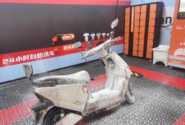 最近网上流传多家加油站、洗车行拒绝洗新能源车，原因是担心高压枪会导致电池进水短路，实际情况是这种风险极低，专家称电池密封技术成熟-有驾