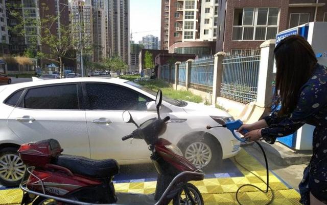 最近网上流传多家加油站、洗车行拒绝洗新能源车，原因是担心高压枪会导致电池进水短路，实际情况是这种风险极低，专家称电池密封技术成熟-有驾