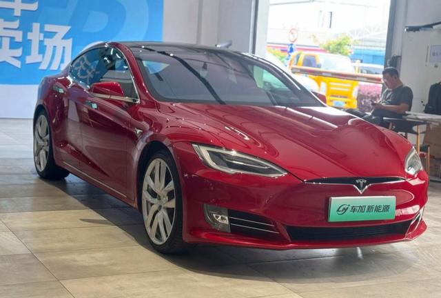 特斯拉这个决策大概率做错了,取消了S和X车型,不就等于把特粉的精神图腾给毁了,本身百万豪车的门面都没了,粉丝焦虑难安-有驾