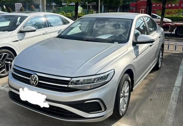 10万预算别瞎买！大众宝来1.2T油耗5.7L吊打混动，日产N6这点却让人睡不着