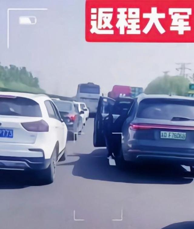 广州南沙港快速路魔幻十多年,最右侧车道一直是快车道,小车超车后自觉回归右侧第二车道,驾驶体验像在马来西亚开高速,大家守规矩又文明-有驾