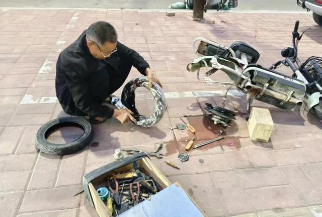 我看手机抖音和快手视频，网友说网上买的电动车轮胎不懂安装，找修车店要交手工费还被嫌贵，自己动手拆装难度虽大但掌握技巧就能省钱省心