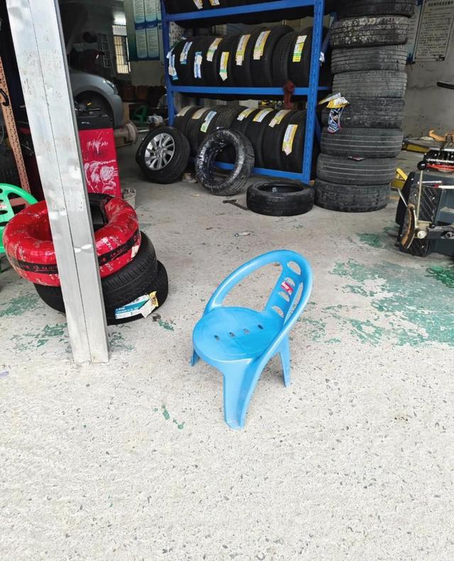 我看手机抖音和快手视频，网友说网上买的电动车轮胎不懂安装，找修车店要交手工费还被嫌贵，自己动手拆装难度虽大但掌握技巧就能省钱省心-有驾