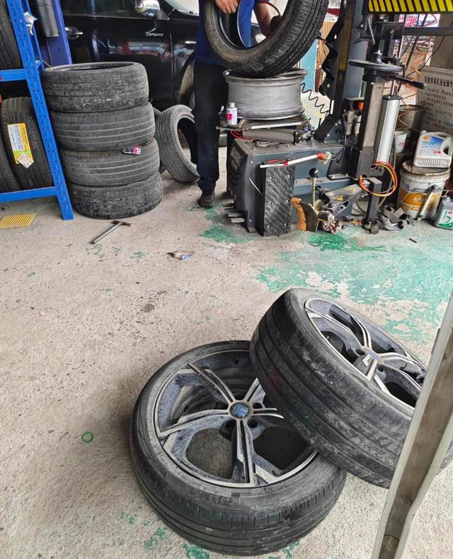 我看手机抖音和快手视频，网友说网上买的电动车轮胎不懂安装，找修车店要交手工费还被嫌贵，自己动手拆装难度虽大但掌握技巧就能省钱省心-有驾
